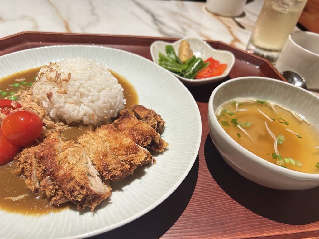 カジノ内の食事。スープとカツ