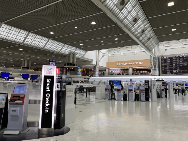 空港ターミナルのチェックインカウンター