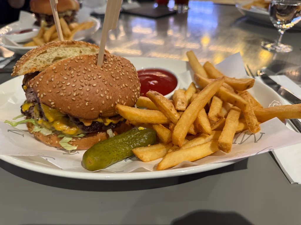 インスパイアホテル館内レストランのハンバーガーとフライドポテト