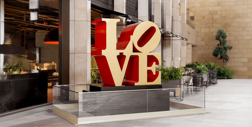 パラダイスシティに展示されたアート作品「LOVE」のオブジェ